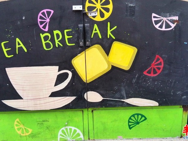 岛城街头小小变电箱 巧手绘出别致风景线